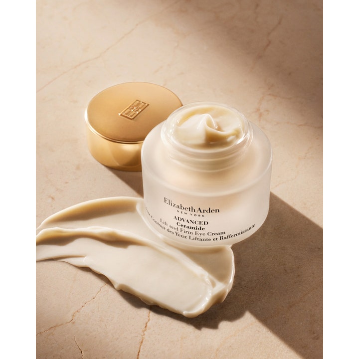 Elizabeth Arden Ceramide Lift & Firm Advanced Eye Cream 15 ml kiinteyttävä silmänympärysvoide ja täyteläinen koostumus.