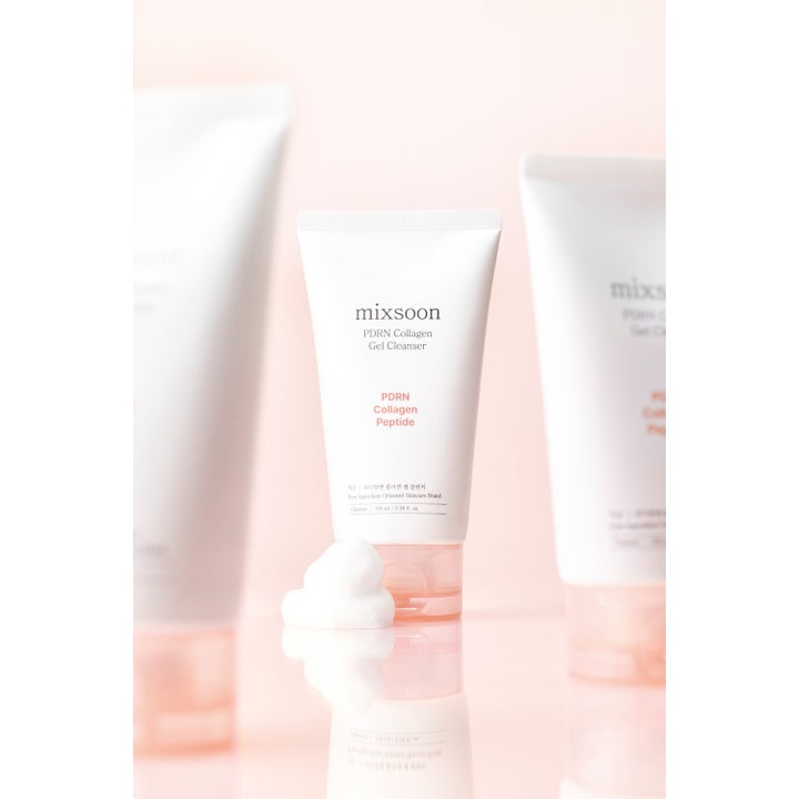 Mixsoon PDRN Collagen Gel Cleanser 100 ml puhdistusgeeli valkoisessa tuubissa vaaleanpunaisella korkilla ja vaahdolla