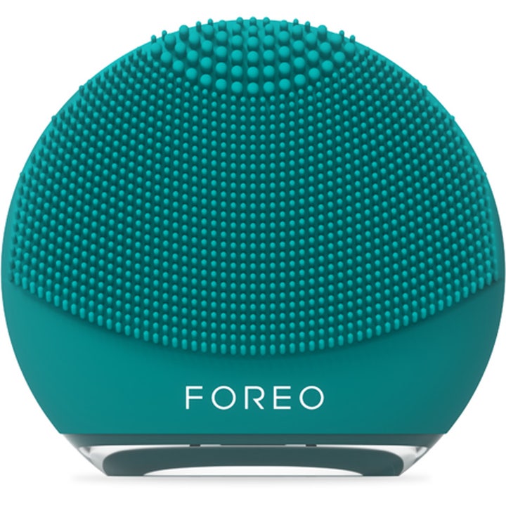 Foreo Luna Play Plus syväpuhdistava kasvojenpuhdistuslaite on pyöreä turkoosi silikoniharja, joka heleyttää ihoa.