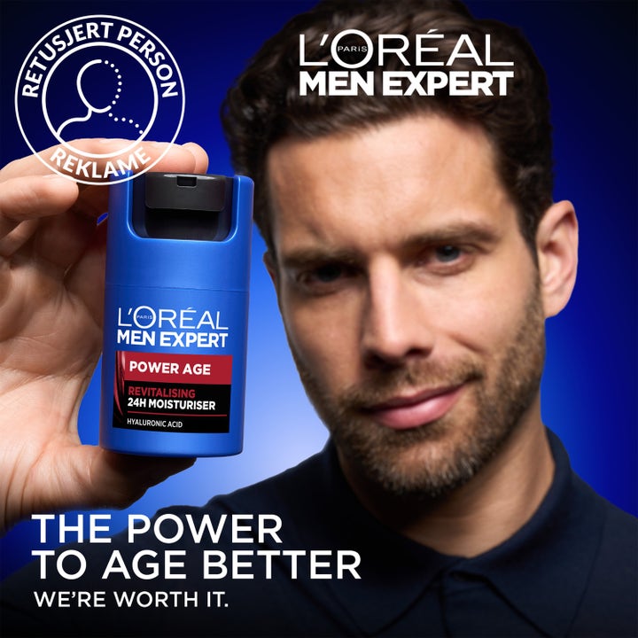 L'Oréal Paris Men Expert Power Age 50 ml elvyttävä kasvovoide hyaluronihapolla sinisessä pumppupullossa miehen pitelemänä.