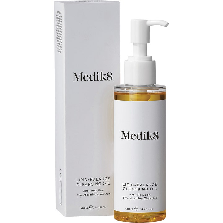 Medik8 Lipid-Balance Cleansing Oil 140 ml puhdistusöljy kirkkaassa pumppupullossa ja valkoisessa rasiassa.