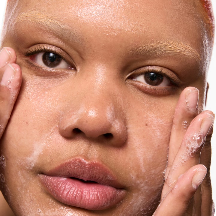 The INKEY List Salicylic Acid Cleanser 60 ml kasvojenpuhdistusaine vaahtoaa iholla puhdistaen epäpuhtauksia.