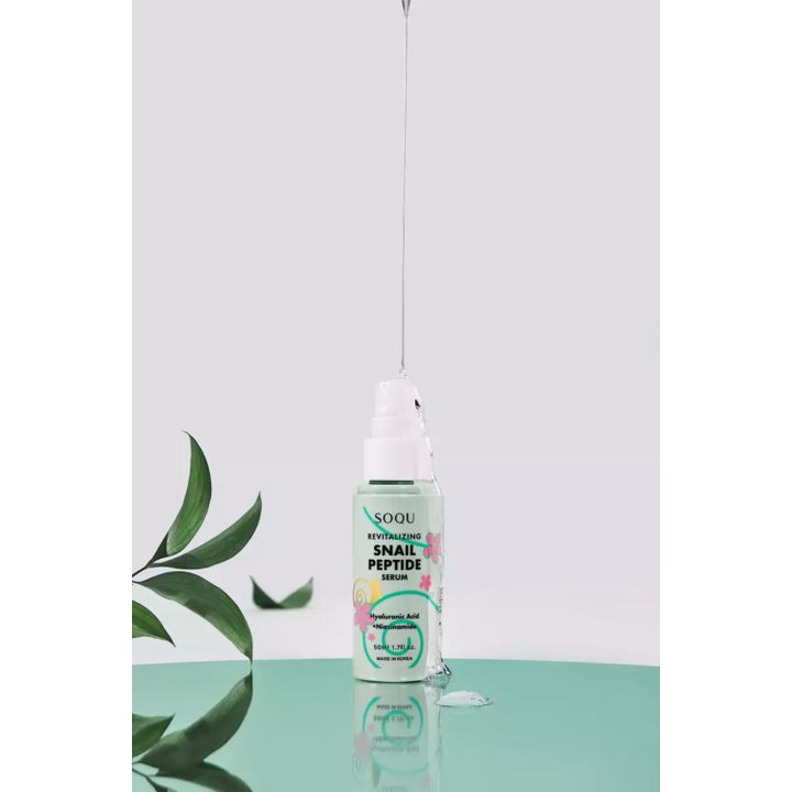 SOQU Snail Peptide Serum 50 ml kosteuttava hyaluronihapposeerumi vihreässä pullossa kirkkaan tipan alla.