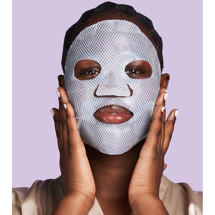 Exuviance Pick-Me-Up Plumping Mask 20 g kosteuttava sheet mask henkilön kasvoilla verkkopintaisena.