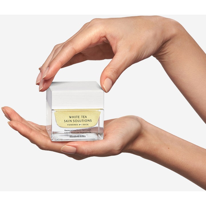 Elizabeth Arden White Tea Skin Replenishing Micro-gel Cream 50 ml elvyttävä päivävoide käsissä pidetyssä lasipurkissa.