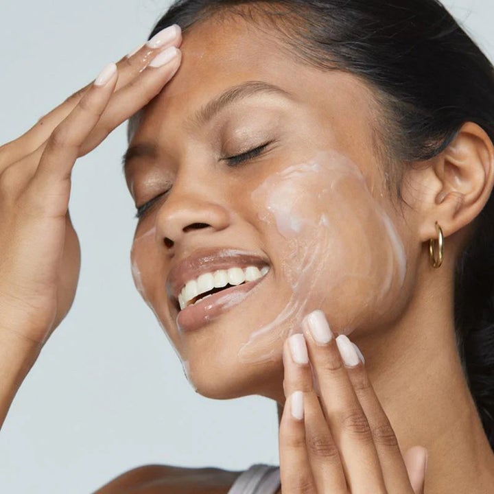 Dermalogica UltraCalming Cleanser 500 ml rauhoittava puhdistusgeeli nainen levittää voidemaista koostumusta kasvoilleen