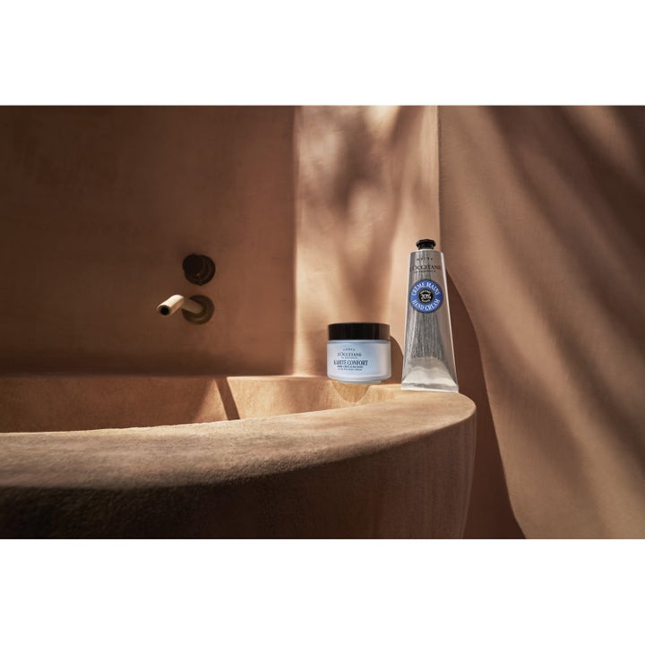 L'Occitane en Provence Shea Butter Ultra Rich Body Cream 200 ml ravitseva vartalovoide purkissa kylpyammeen reunalla.
