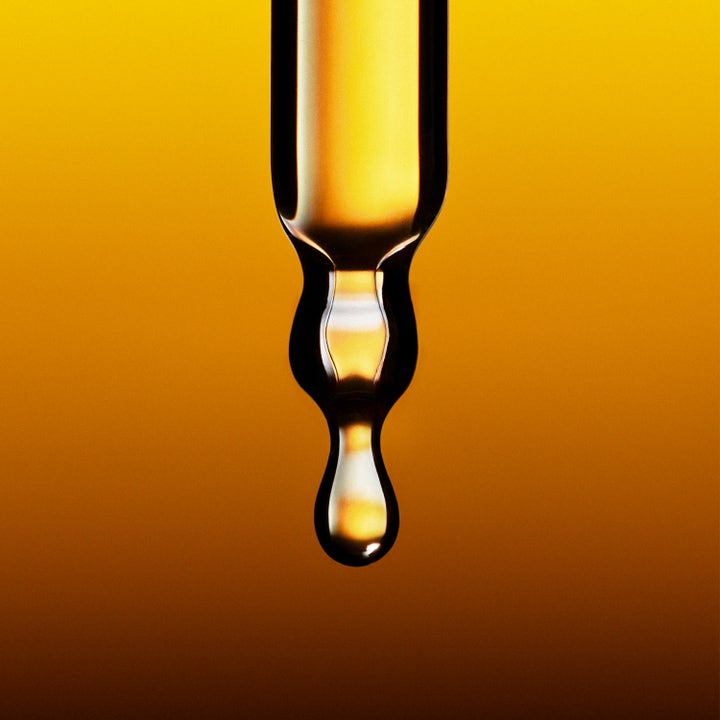 Jorgobé Antioxidant Self-Tan Drops 30 ml hehkua antavat itseruskettavat tipat ja kultainen tippa lasipipetin päässä