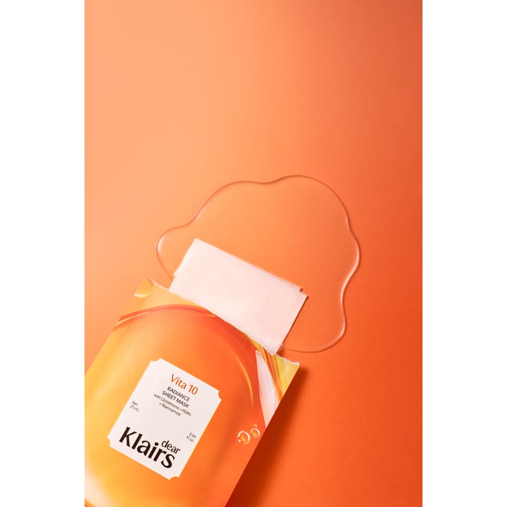 Klairs Vita 10 Radiance Sheet Mask 25 ml kirkastava kangasnaamio oranssilla pakkauksella ja kirkkaalla seerumilla.