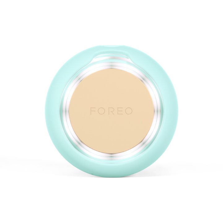 FOREO UFO™ 3 mini Arctic Blue 1 kpl syväkosteuttava kasvohoitolaite vaaleansinisellä rungolla ja kultaisella pinnalla