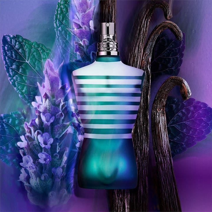 Jean Paul Gaultier Le Male After Shave 125 ml virkistävä hoito raidallisessa pullossa laventelin ja mintun ympäröimänä.