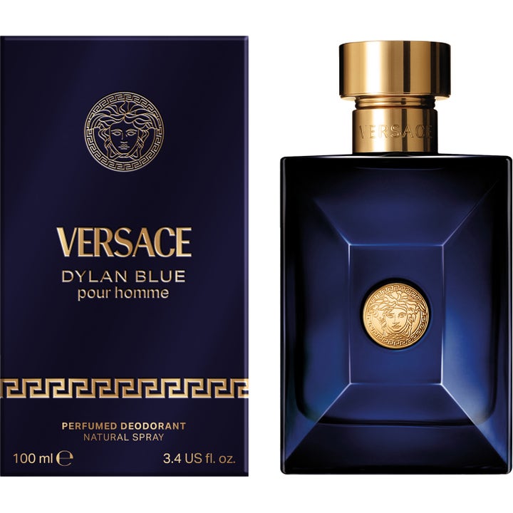 Versace Dylan Blue 100 ml miesten deodoranttisuihke ja pakkaus syvänsinisessä lasipullossa kultaisilla yksityiskohdilla.