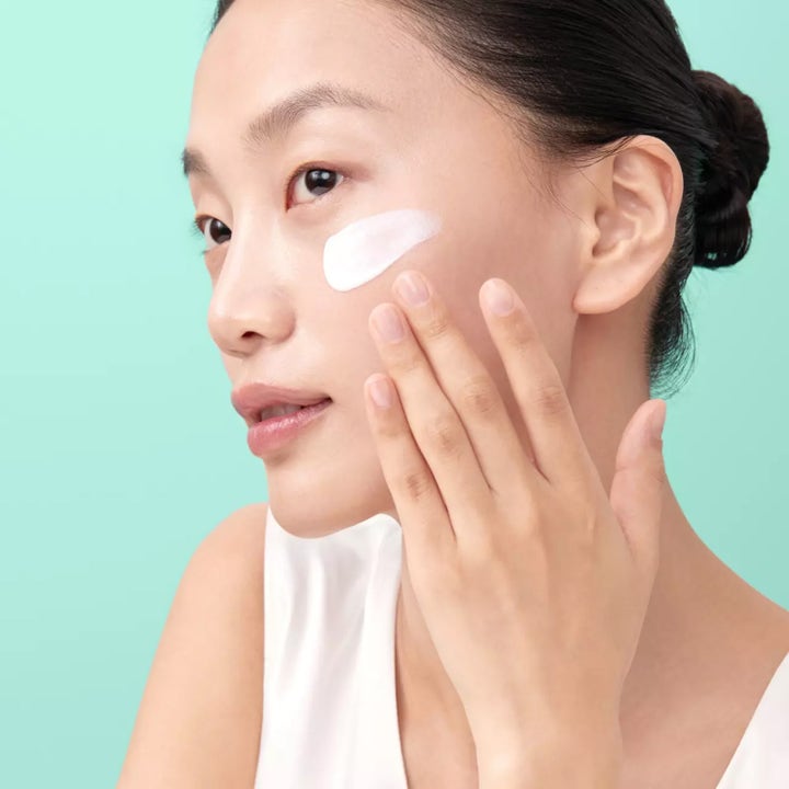 Klairs All-day Airy Mineral Sunscreen 60 g kevyt aurinkovoide kasvoille levitettynä poskelle ihoa suojaten.