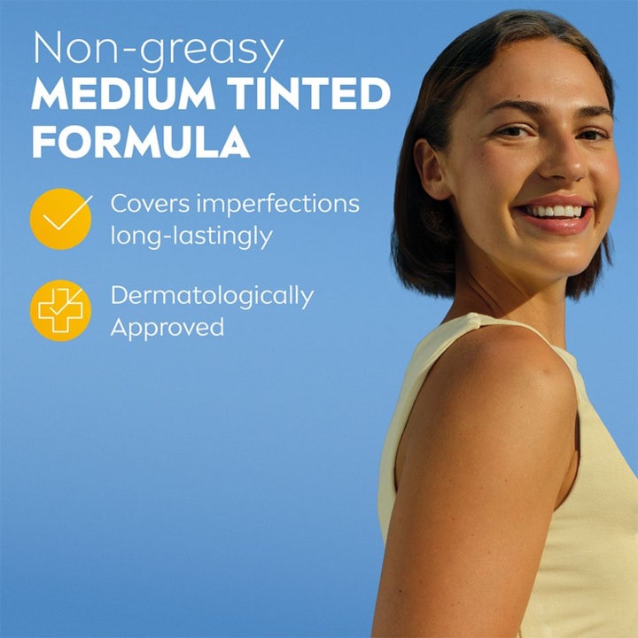 NIVEA UV Face Ultra Fluid Medium Tinted SPF50+ 40 ml sävyttävä aurinkovoide peittää ihon virheitä ja nainen hymyilee