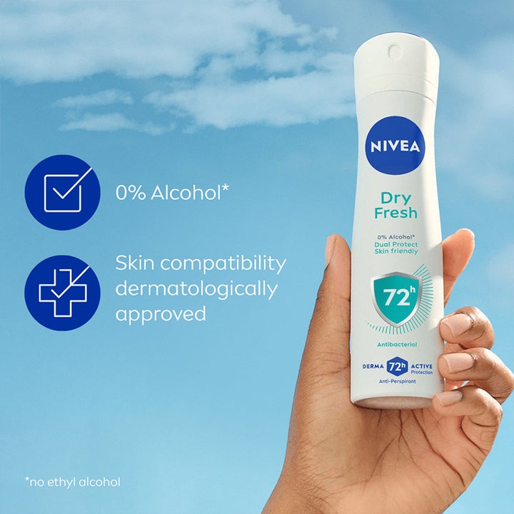 NIVEA Dry Fresh Deospray 150 ml pitää ihon kuivana ja raikkaana kädessä pidettynä sinistä taivasta vasten.