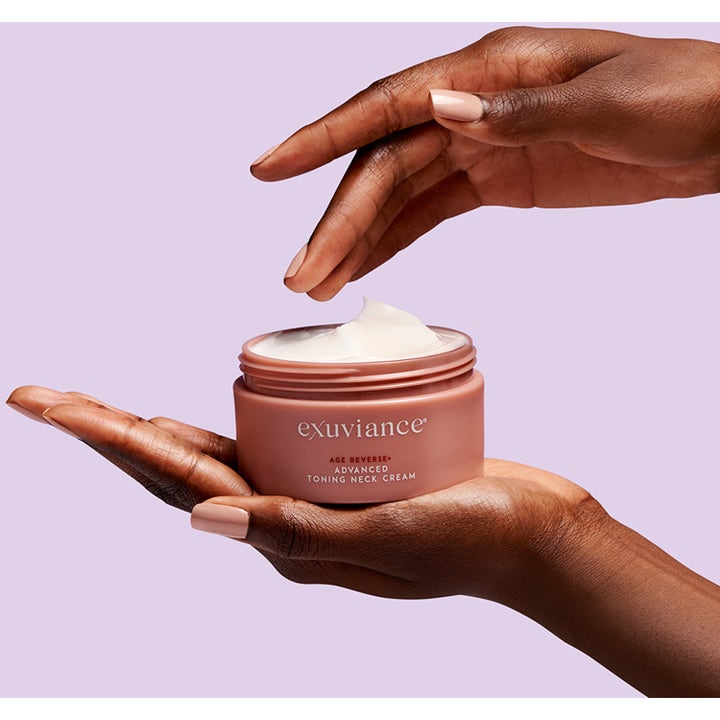 Exuviance Age Reverse Toning Neck Cream 125 g kiinteyttävä kaulavoide persikanvärisessä purkissa täyteläisellä voiteella