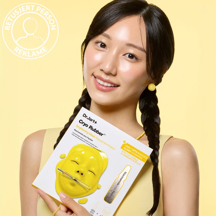 Dr.Jart+ Cryo Rubber Brightening Mask 36 g heleyttävä kasvonaamio niasiiniamidilla naisen pitelemänä.