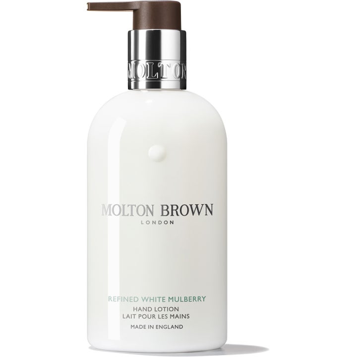 Molton Brown Refined White Mulberry 300 ml pehmentävä käsivoide valkoisessa pumppupullossa hopeisella kauluksella