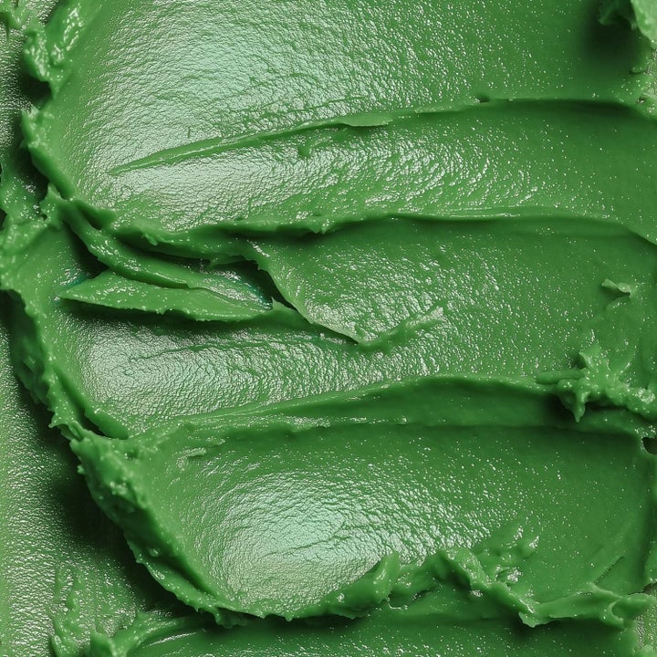 MANTLE The Green Mask 75 ml kirkastava matcha-kasvonaamio, jossa on paksu ja kermainen vihreä tekstuuri