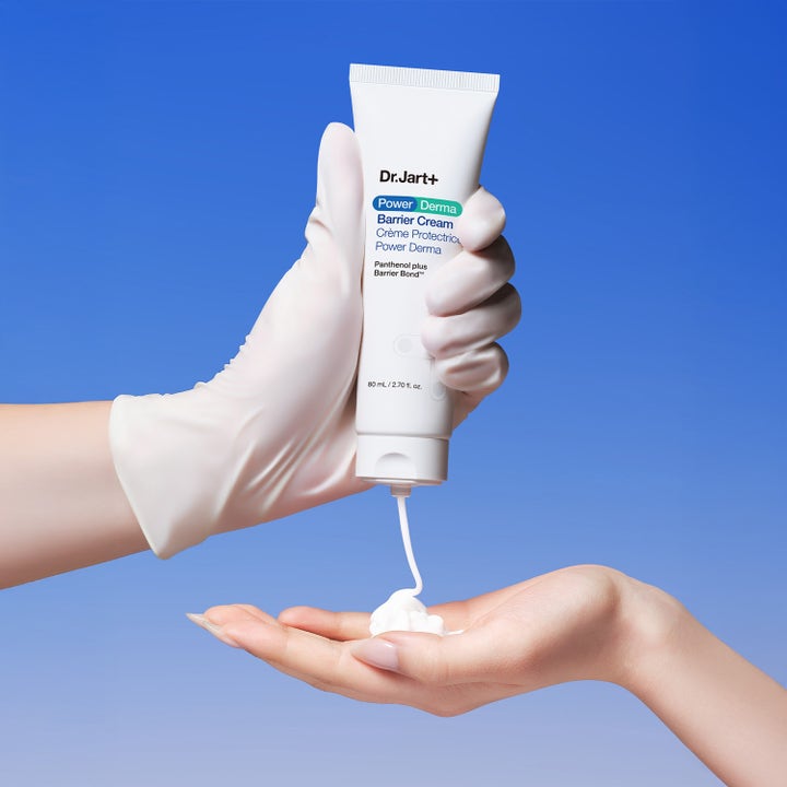 Dr.Jart+ Power Derma Barrier Cream 80 ml vahvistava kasvovoide jota puristetaan valkoisesta tuubista kämmenelle.