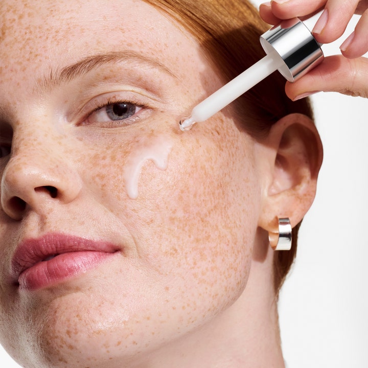 Clinique Moisture Surge Active Glow Serum 50 ml heleyttävä seerumi jota annostellaan pipetillä suoraan iholle