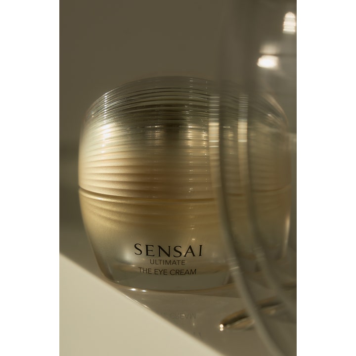 Sensai Ultimate The Eye Cream 15 ml silmänympärysvoide ylellisessä kultaisessa uritetussa lasipurkissa