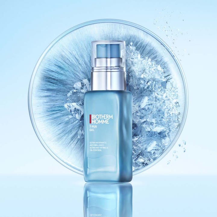 Biotherm T-Pur Anti Oil & Shine Gel 50 ml mattapintainen kasvovoide sinisessä pumppupullossa jäisellä taustalla.