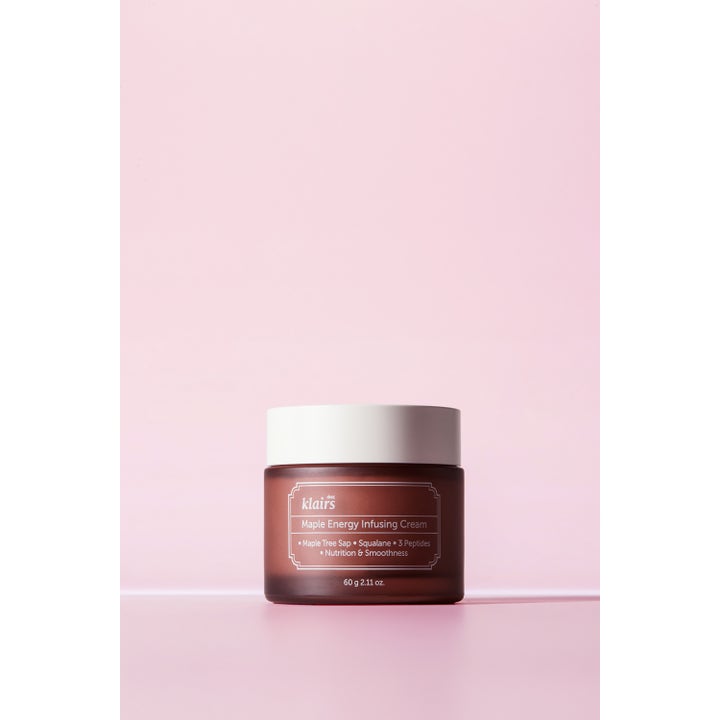 Klairs Maple Energy Infusing Cream 60 g ravitseva kasvovoide ruskeassa lasipurkissa vaaleanpunaisella taustalla