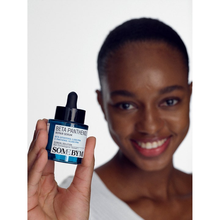 Some By Mi Beta Panthenol Repair Serum 30 ml korjaava seerumi sinisessä pipettipullossa naisen pitelemänä.