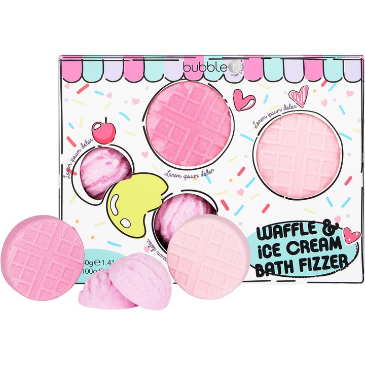 Bubble T Waffle & Ice Cream Bath Fizzer kylpypommisetti sisältää vaaleanpunaisia vohvelin ja jäätelön muotoisia kylpypommeja.