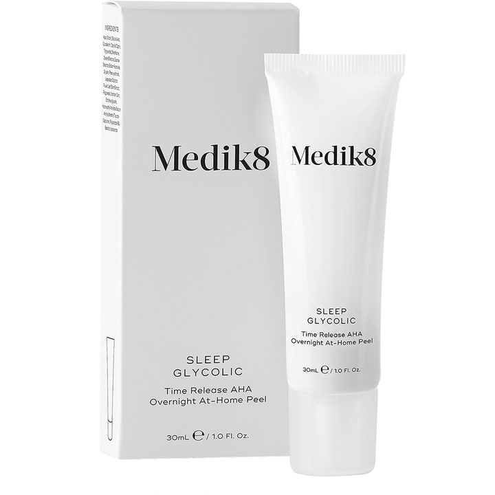 Medik8 Sleep Glycolic 30 ml heleyttävä AHA-kuorinta valkoisessa tuubissa ja ulkopakkauksessa