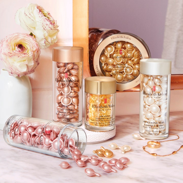 Elizabeth Arden Advanced Ceramide Daily Youth Restoring Serum 90 kapselia uudistava seerumi kultaisissa kapseleissa.