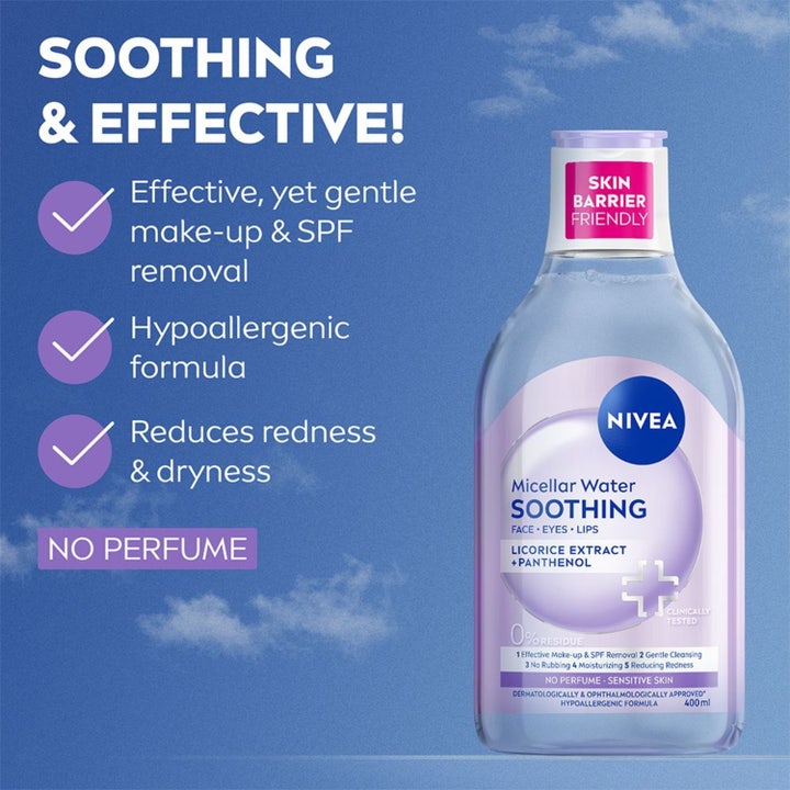 NIVEA Micellar Water Soothing 400 ml hajusteeton rauhoittava misellivesi kirkkaassa pullossa taivasta vasten