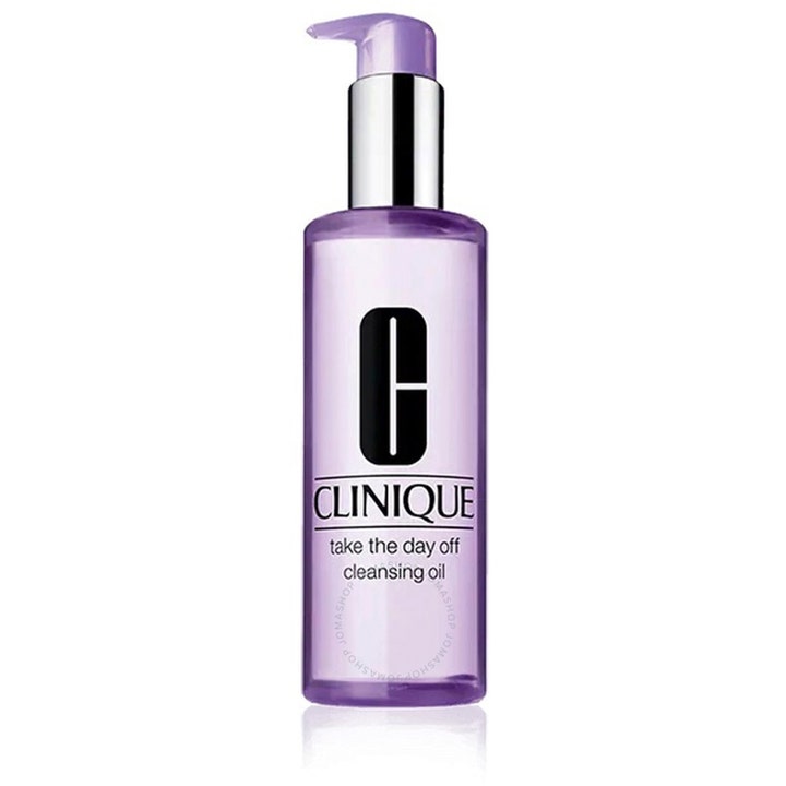 Clinique Take The Day Off Cleansing Oil puhdistusöljy kirkkaassa violetissa pumppupullossa hopeisella kauluksella.