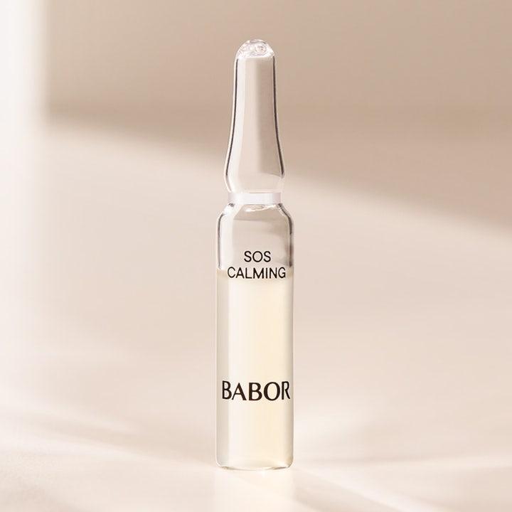 Babor Ampoule SOS Calming 14 ml rauhoittava seerumi kirkkaassa lasiampullissa joka lievittää ihoärsytystä