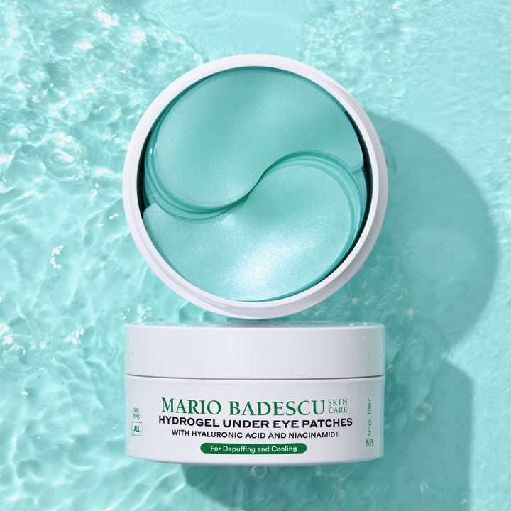 Mario Badescu Hydrogel Under Eye Mask 60 kpl viilentävät turkoosit silmänympärysnaamiot vesitaustalla.
