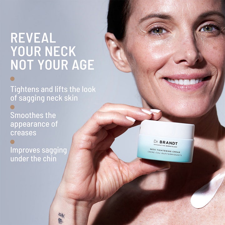 Dr Brandt Neck Tightening Cream 50 g kiinteyttävä kaulavoide nainen pitelee purkkia ja voidetta iholla.