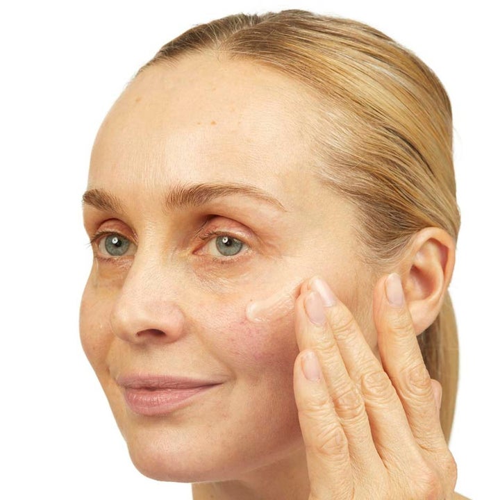 No7 Skincare Essential Set Lift & Luminate seerumi ja päivävoide levitetään iholle häivyttämään juonteita.