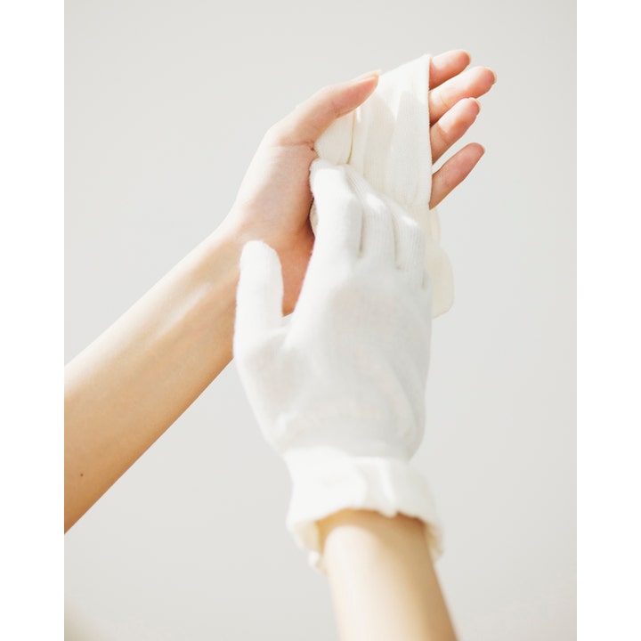Sensai Cellular Performance Treatment Gloves 1 pari hoitavat käsineet käsien iholle elämäntapakuvassa