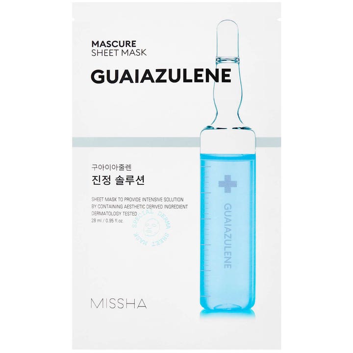 Missha Mascure Sheet Mask Guaiazulene 28 ml rauhoittava kangasnaamio valkoisessa pussissa jossa on sininen ampulli