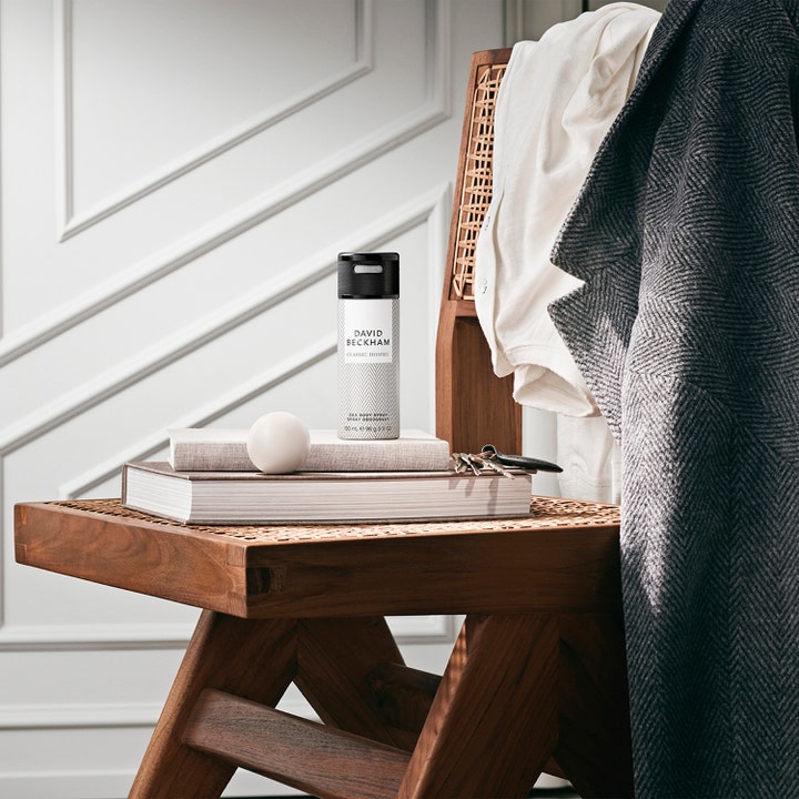 David Beckham Homme Deodorant Spray 150 ml raikastava deodoranttisuihke puisella tuolilla elämäntapakuvassa