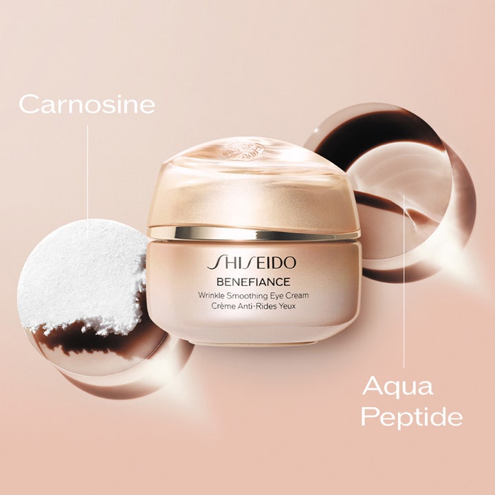Shiseido Benefiance Wrinkle Smoothing Eye Cream 15 ml silmänympärysvoide beigessä purkissa karnosiinilla ja peptideillä.