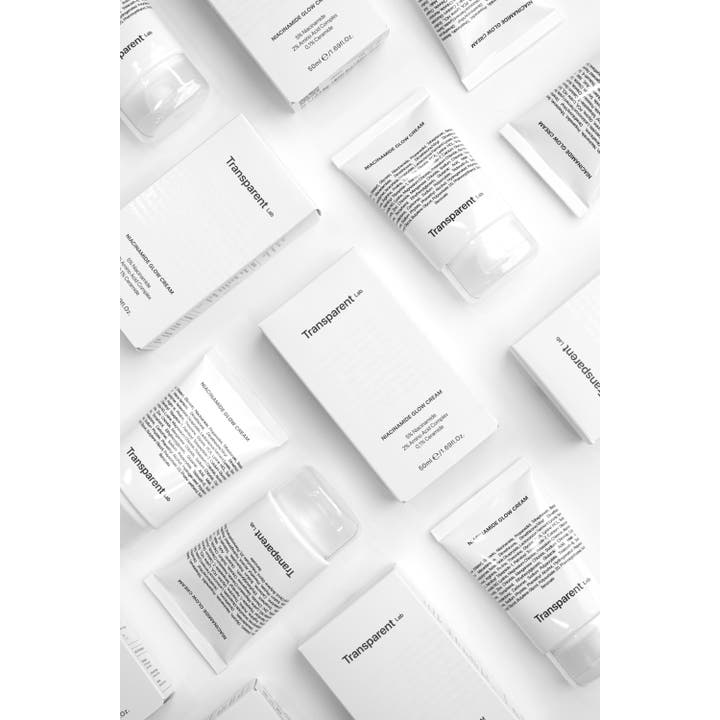 Niche Beauty Lab Transparent Lab Niacinamide Glow Cream 50 ml heleyttävä kasvovoide valkoisissa tuubeissa ja pakkauksissa