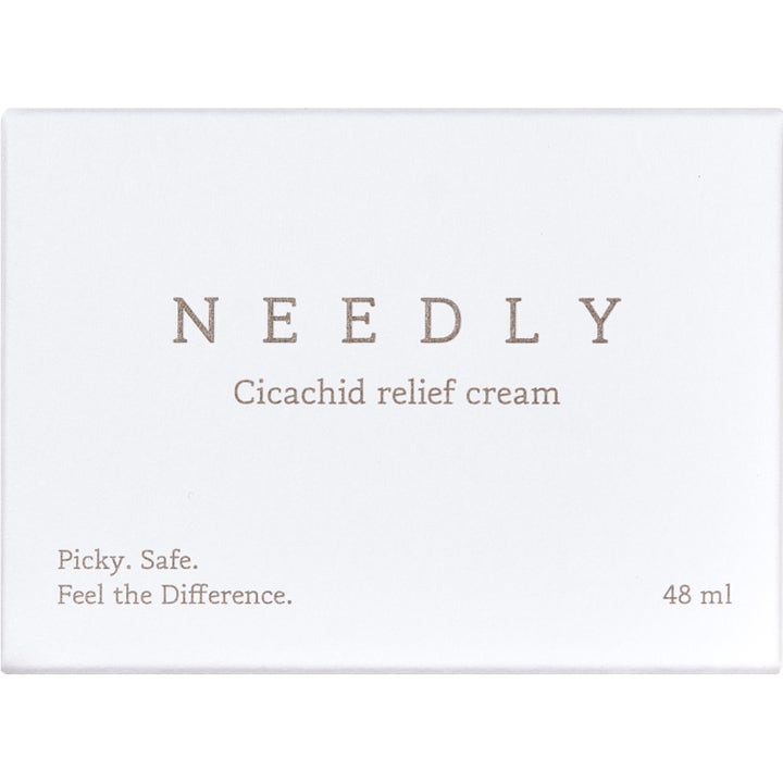 Rauhoittava NEEDLY Cicachid Relief Cream 48 ml kasvovoide pelkistetyssä valkoisessa pahvipakkauksessa.