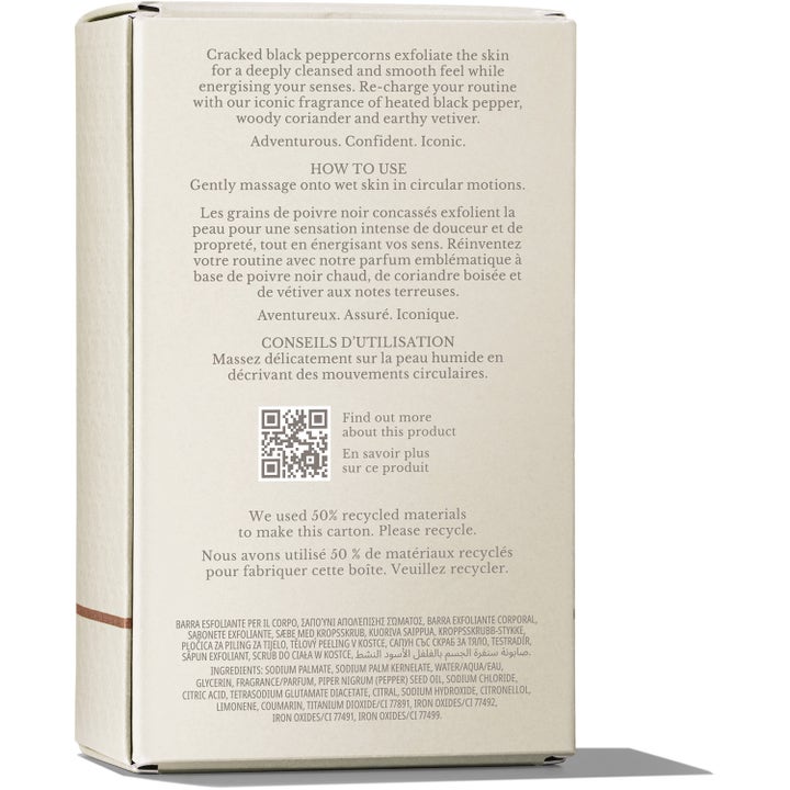 Molton Brown Re-charge Black Pepper Bodyscrub Bar 250 g silottava kuorintapala beigen pakkauksen takapuoli ja tiedot.