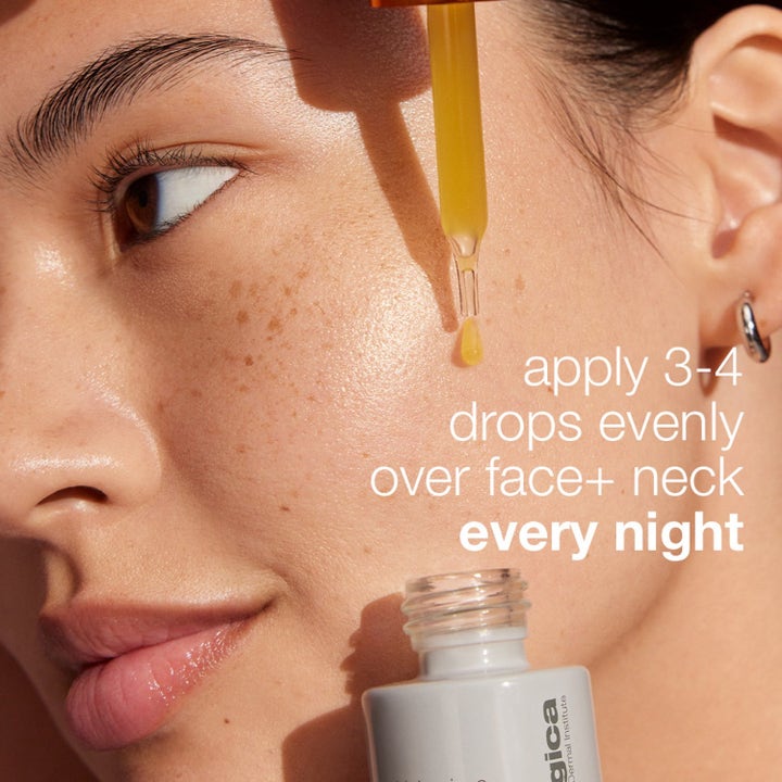 Dermalogica Biolumin-C Night Restore Duo kirkastava seerumi jota levitetään pipetistä keltaisina pisaroina kasvoille.