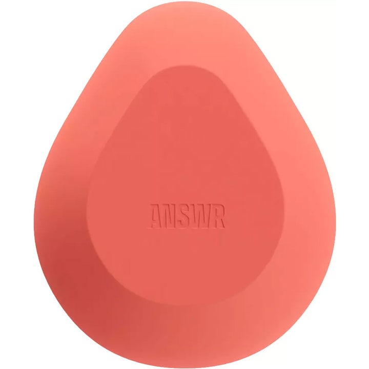 ANSWR Exfoliating Hair Removal Drop 1 kpl kuoriva karvanpoistoväline on korallinvärinen pisaranmuotoinen työkalu.