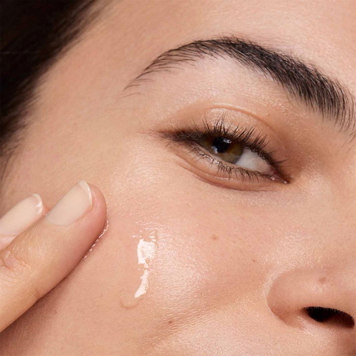 Clarins Multi-Active Glow Serum 30 ml heleyttävä kasvoseerumi levitettynä iholle sormenpäällä.