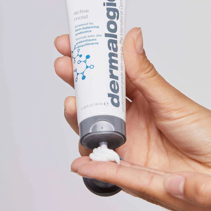 Dermalogica Active Moist 50 ml tasapainottava päivävoide, jonka valkoista koostumusta puristetaan tuubista kädelle.