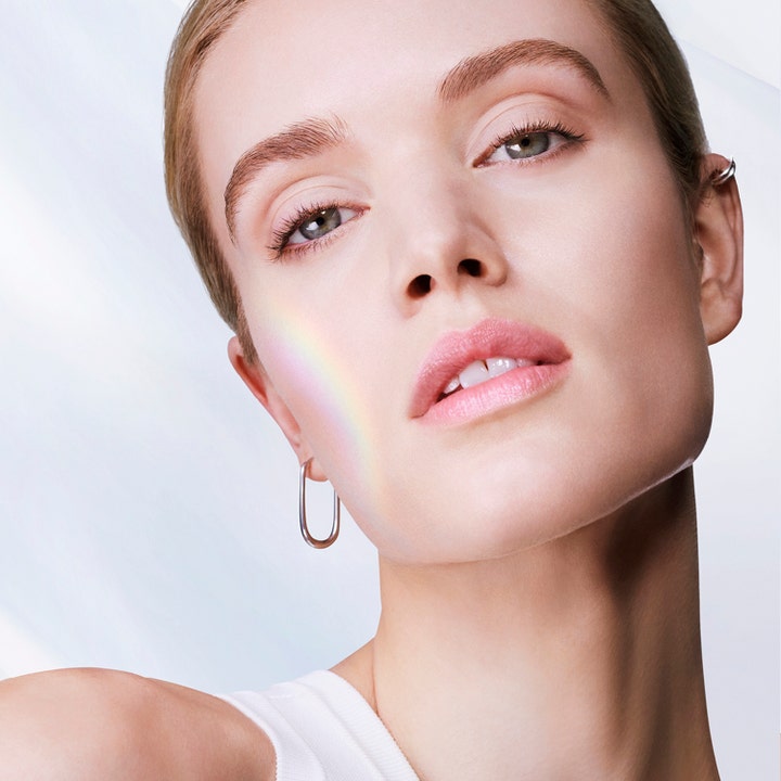 Lancôme UV Expert Supra Screen 40 ml aurinkovoide antaa UV-suojaa mallin kasvoille sateenkaariheijastuksella
